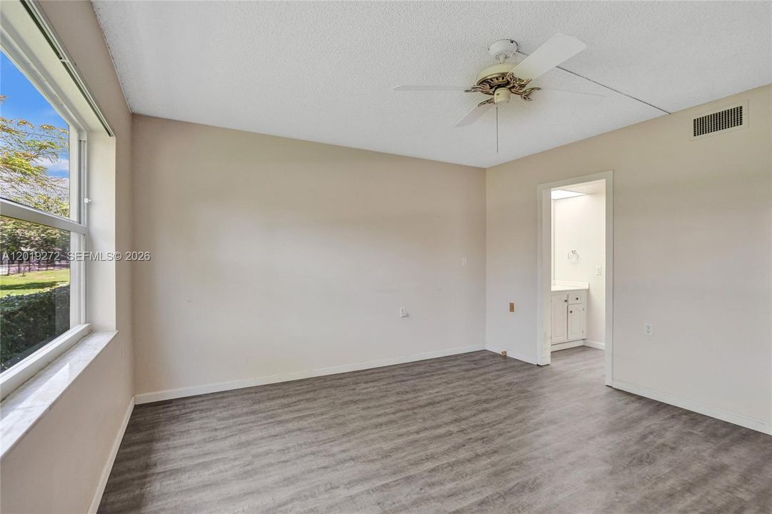For Sale: $139,999 (2 beds, 2 baths, 962 Square Feet)