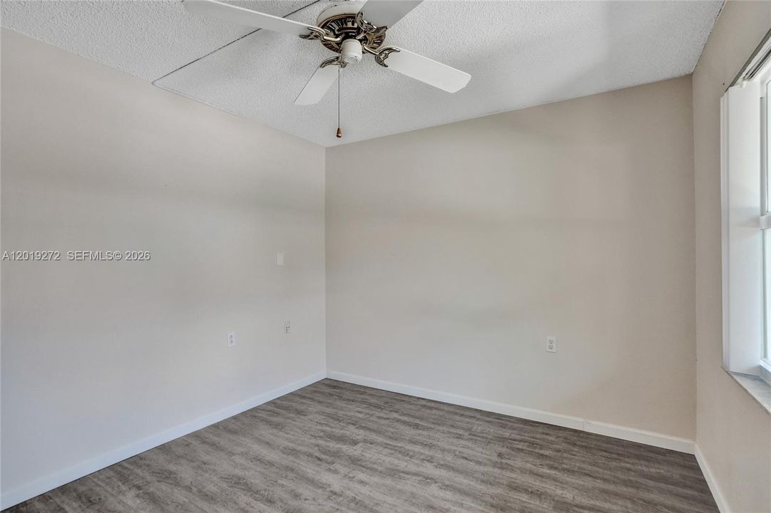 For Sale: $139,999 (2 beds, 2 baths, 962 Square Feet)