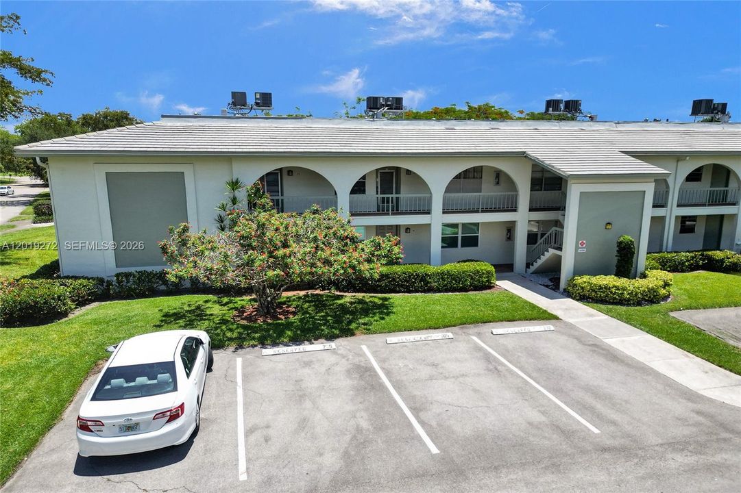 For Sale: $139,999 (2 beds, 2 baths, 962 Square Feet)