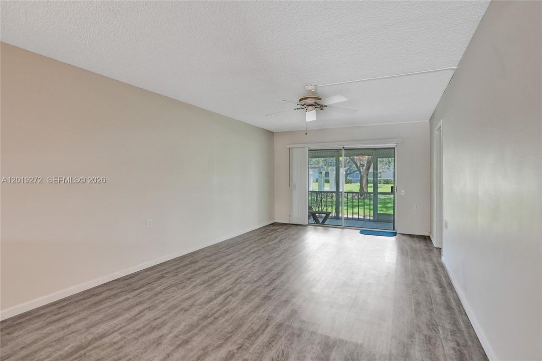 For Sale: $139,999 (2 beds, 2 baths, 962 Square Feet)