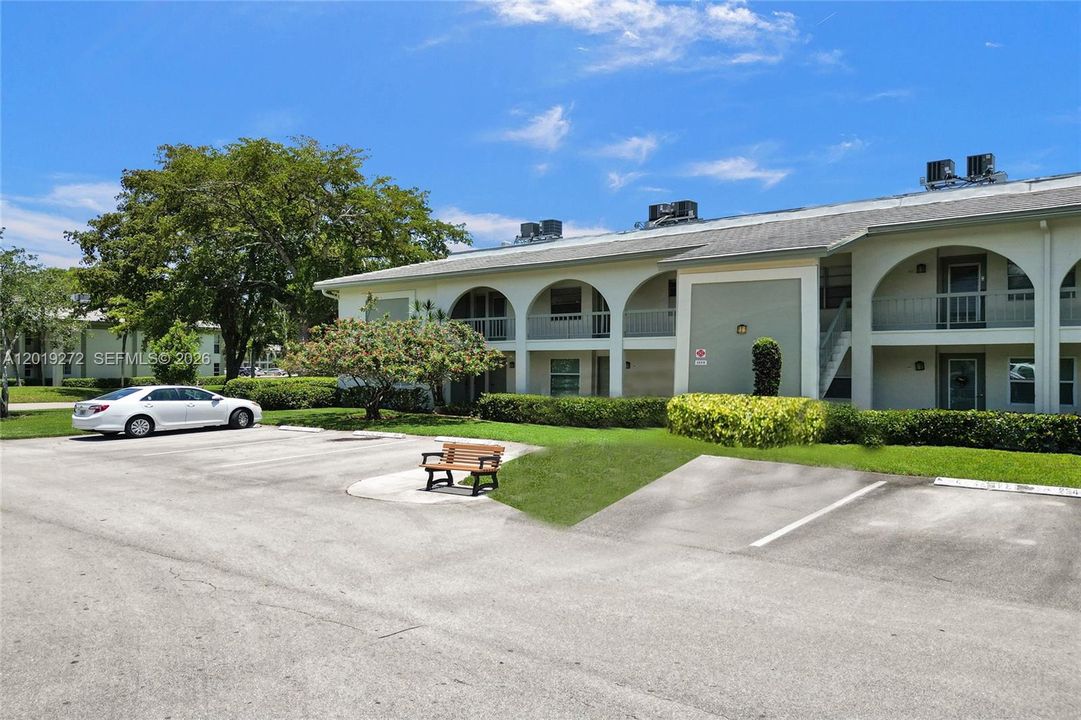 For Sale: $139,999 (2 beds, 2 baths, 962 Square Feet)