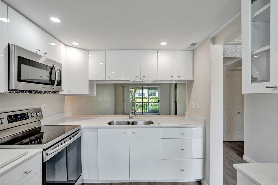 For Sale: $139,999 (2 beds, 2 baths, 962 Square Feet)