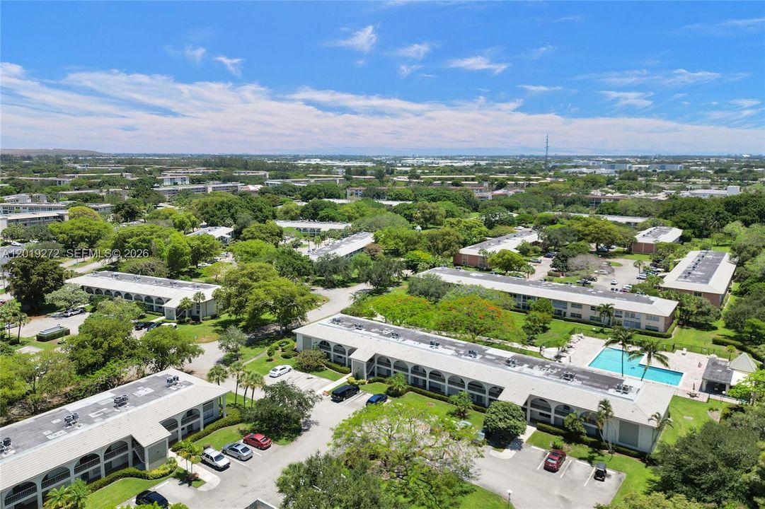 For Sale: $139,999 (2 beds, 2 baths, 962 Square Feet)