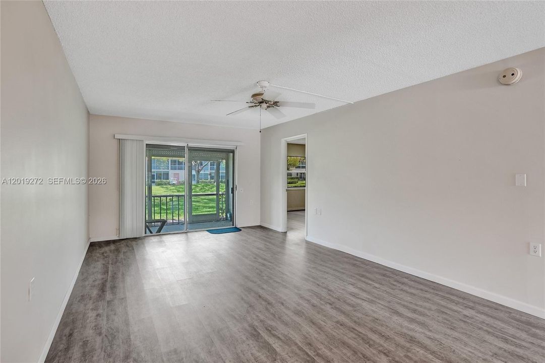 For Sale: $139,999 (2 beds, 2 baths, 962 Square Feet)