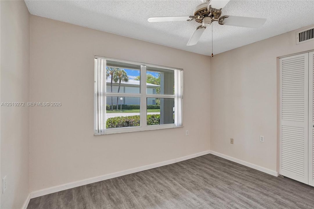 For Sale: $139,999 (2 beds, 2 baths, 962 Square Feet)