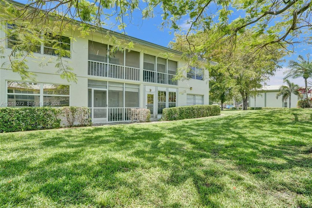 For Sale: $139,999 (2 beds, 2 baths, 962 Square Feet)