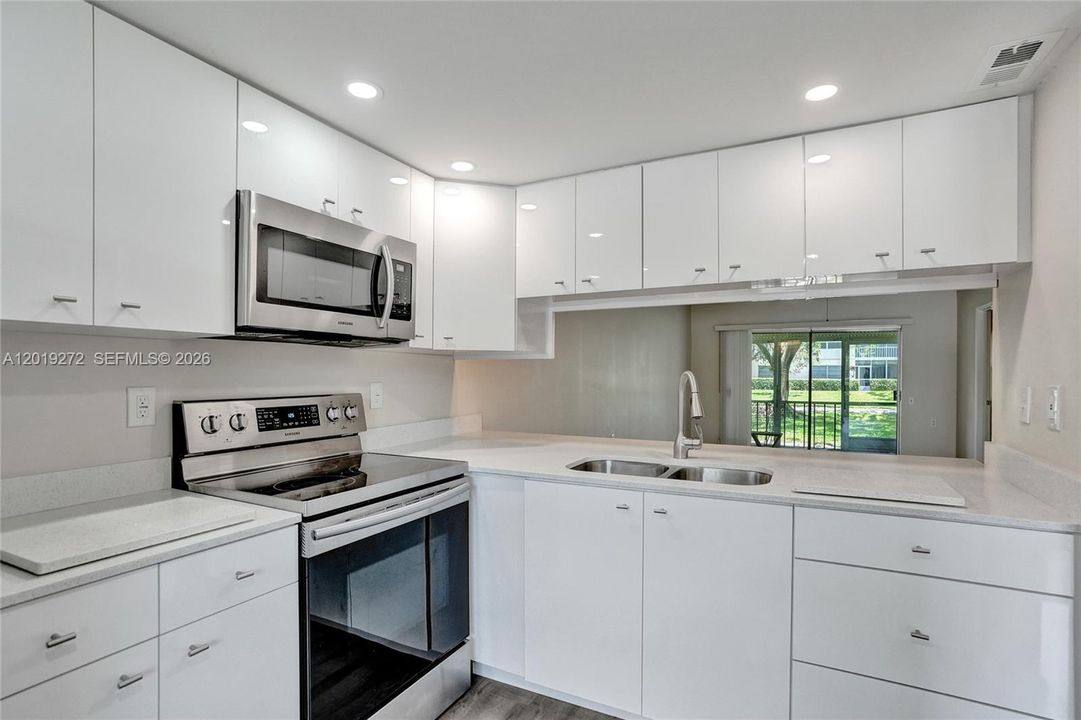 For Sale: $139,999 (2 beds, 2 baths, 962 Square Feet)