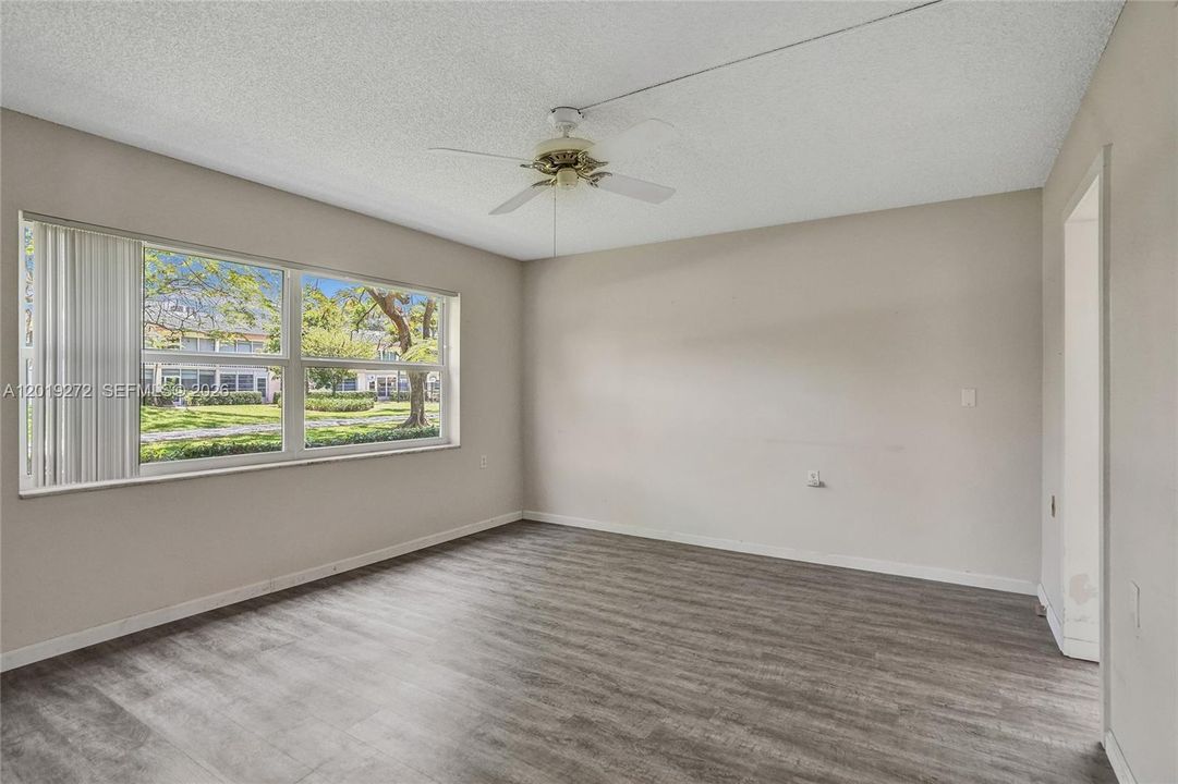 For Sale: $139,999 (2 beds, 2 baths, 962 Square Feet)