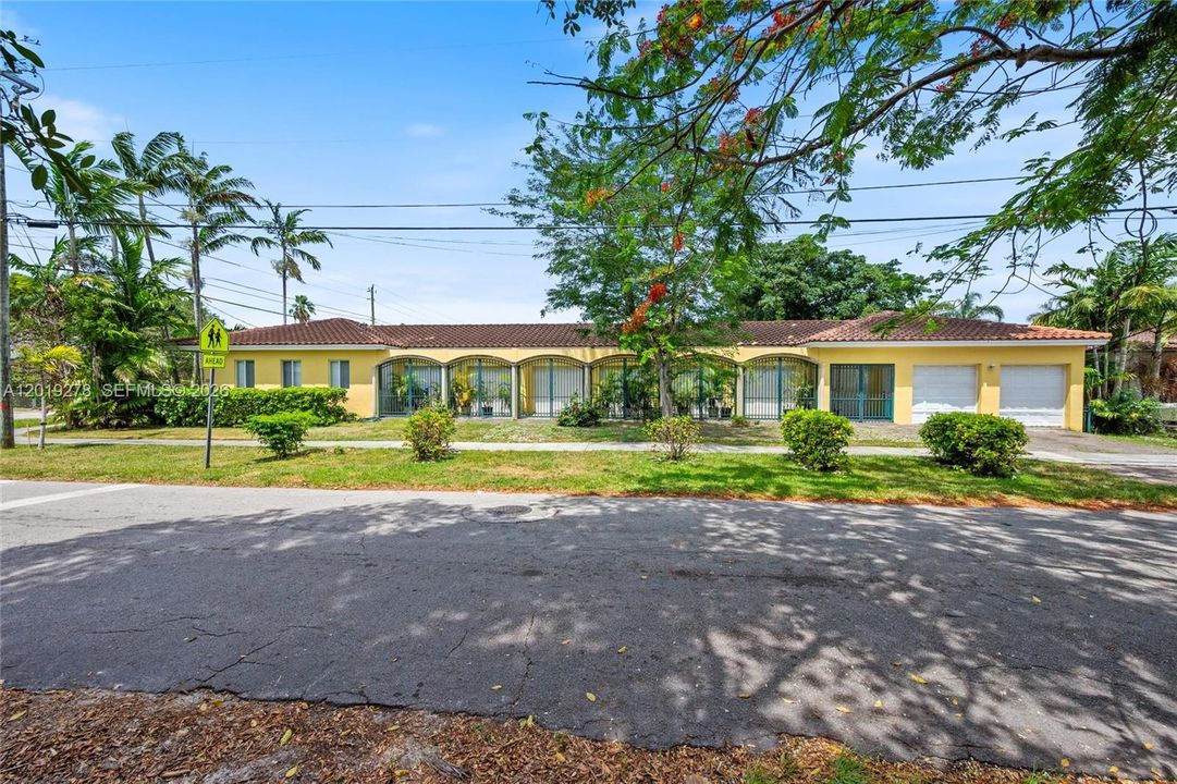 Active With Contract: $799,000 (2 beds, 1 baths, 860 Square Feet)