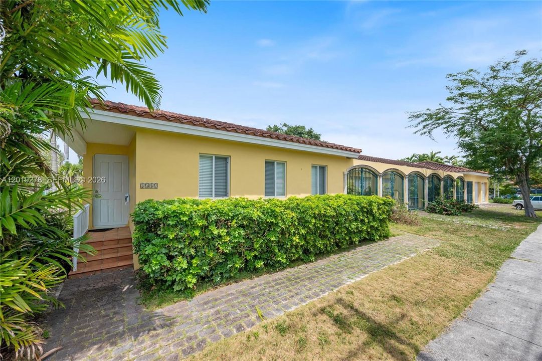 Active With Contract: $799,000 (2 beds, 1 baths, 860 Square Feet)