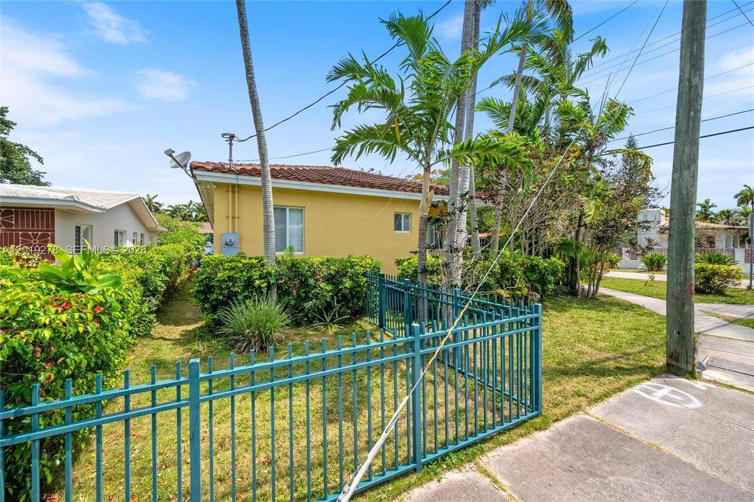 Active With Contract: $799,000 (2 beds, 1 baths, 860 Square Feet)