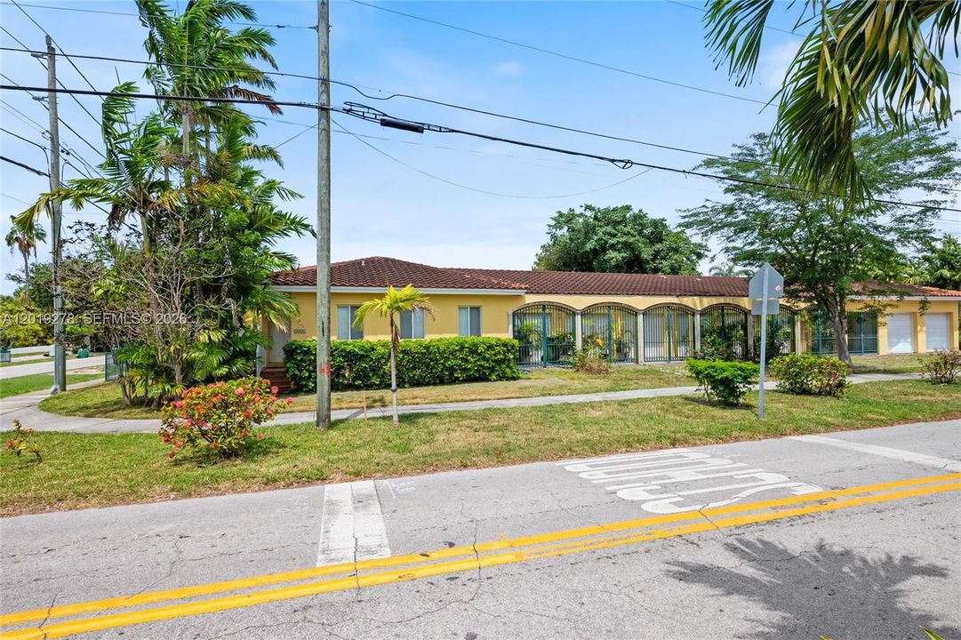 Active With Contract: $799,000 (2 beds, 1 baths, 860 Square Feet)