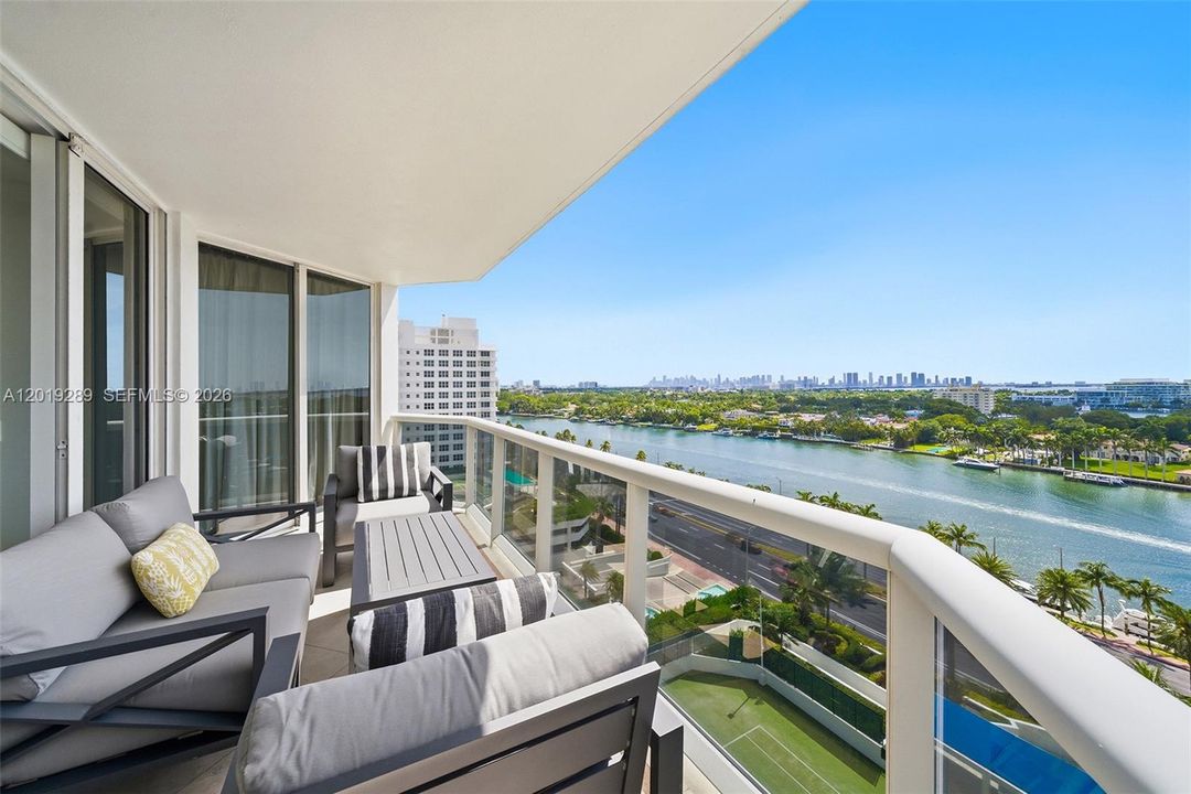 For Sale: $1,280,000 (1 beds, 2 baths, 1100 Square Feet)