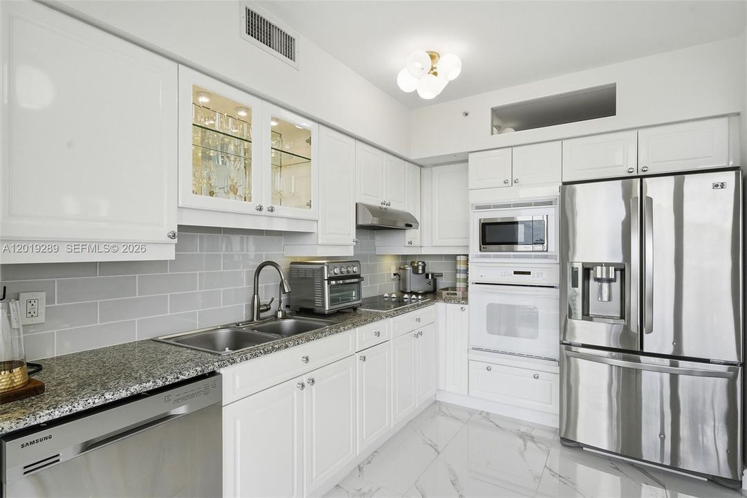 For Sale: $1,280,000 (1 beds, 2 baths, 1100 Square Feet)