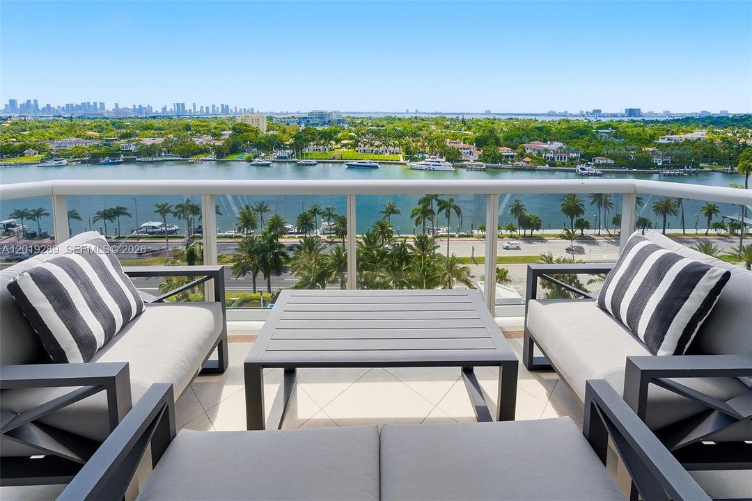 For Sale: $1,280,000 (1 beds, 2 baths, 1100 Square Feet)