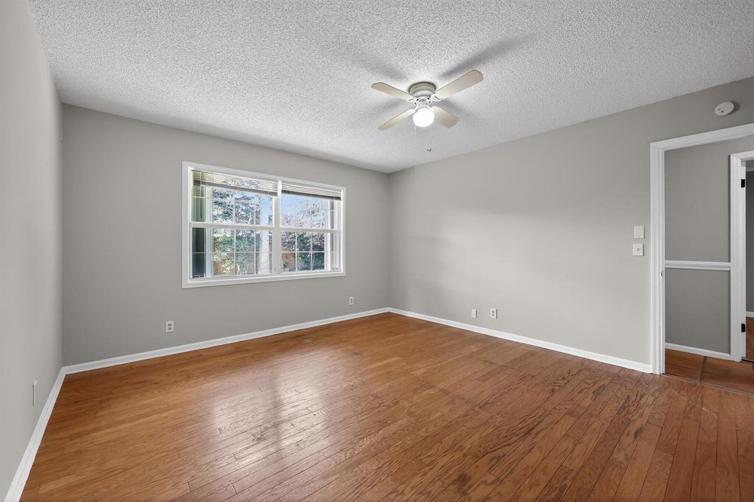 16_748_Place_Chateau-Living_room-0059