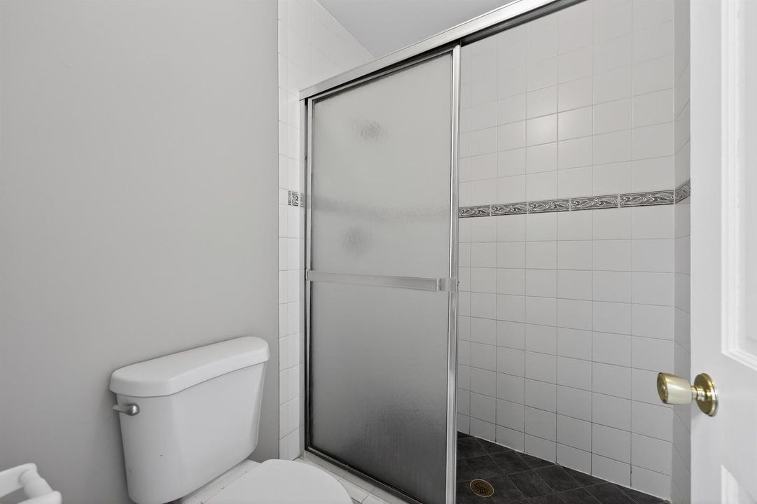 26_748_Place_Chateau-Bathroom-0056