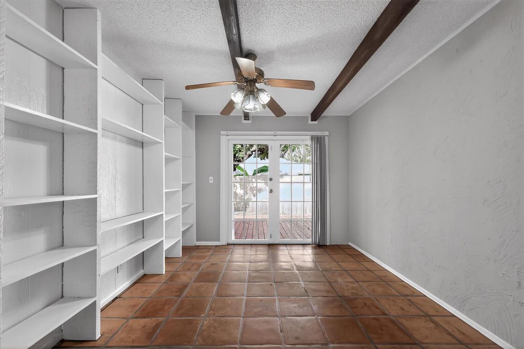 17_748_Place_Chateau-Living_room-0037