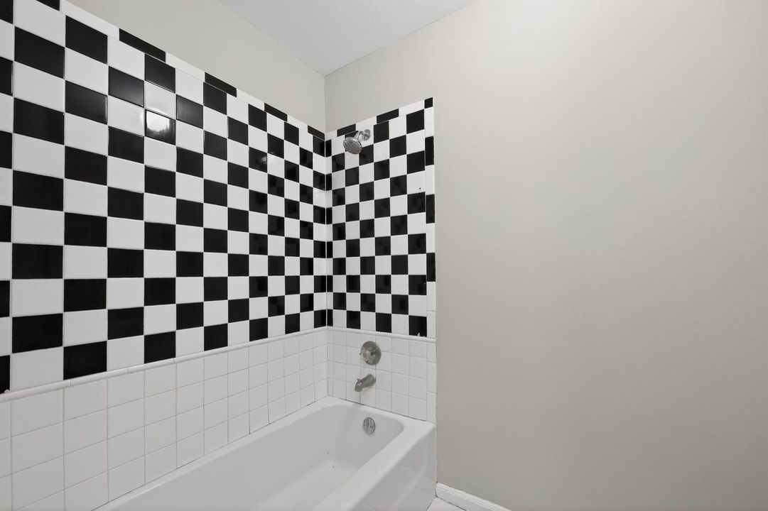 27_748_Place_Chateau-Bathroom-0050