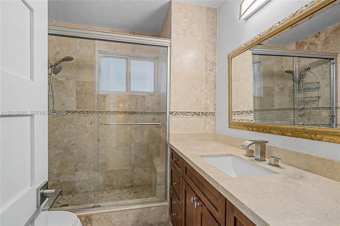En Venta: $1,950,000 (4 camas, 3 baños, 1581 Pies cuadrados)