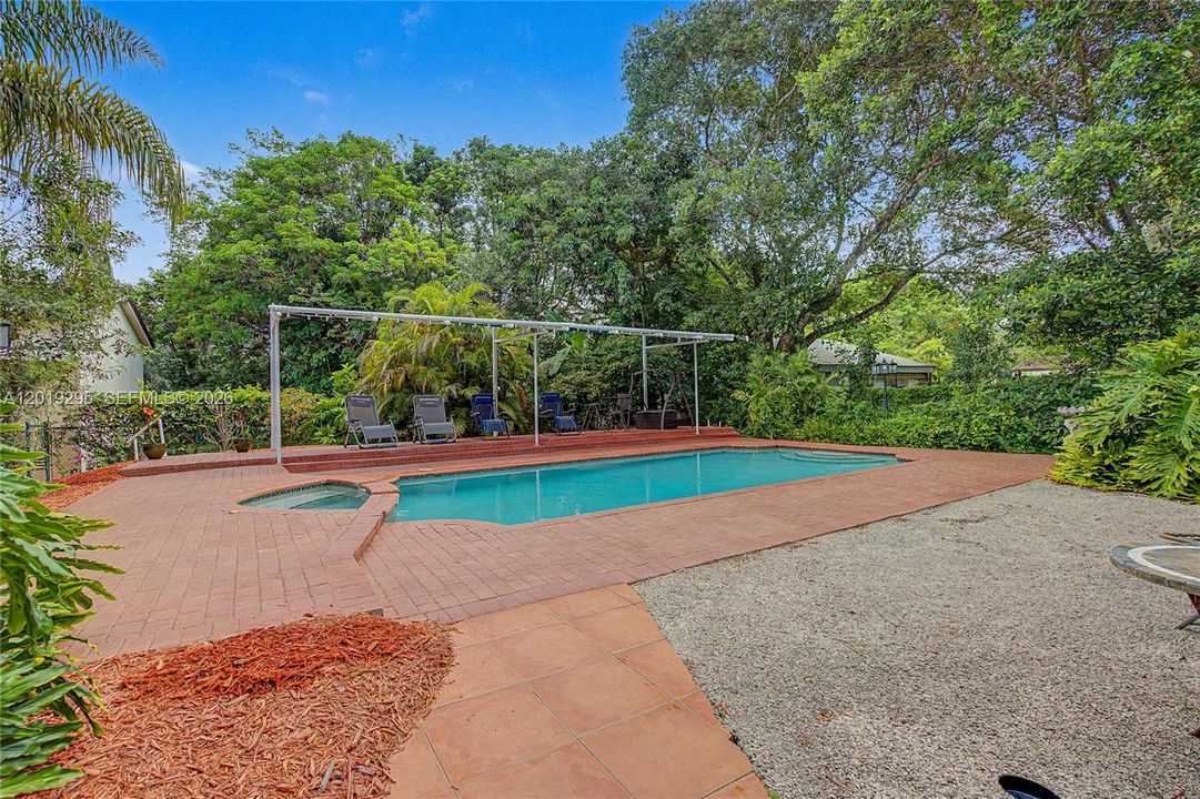 En Venta: $1,950,000 (4 camas, 3 baños, 1581 Pies cuadrados)