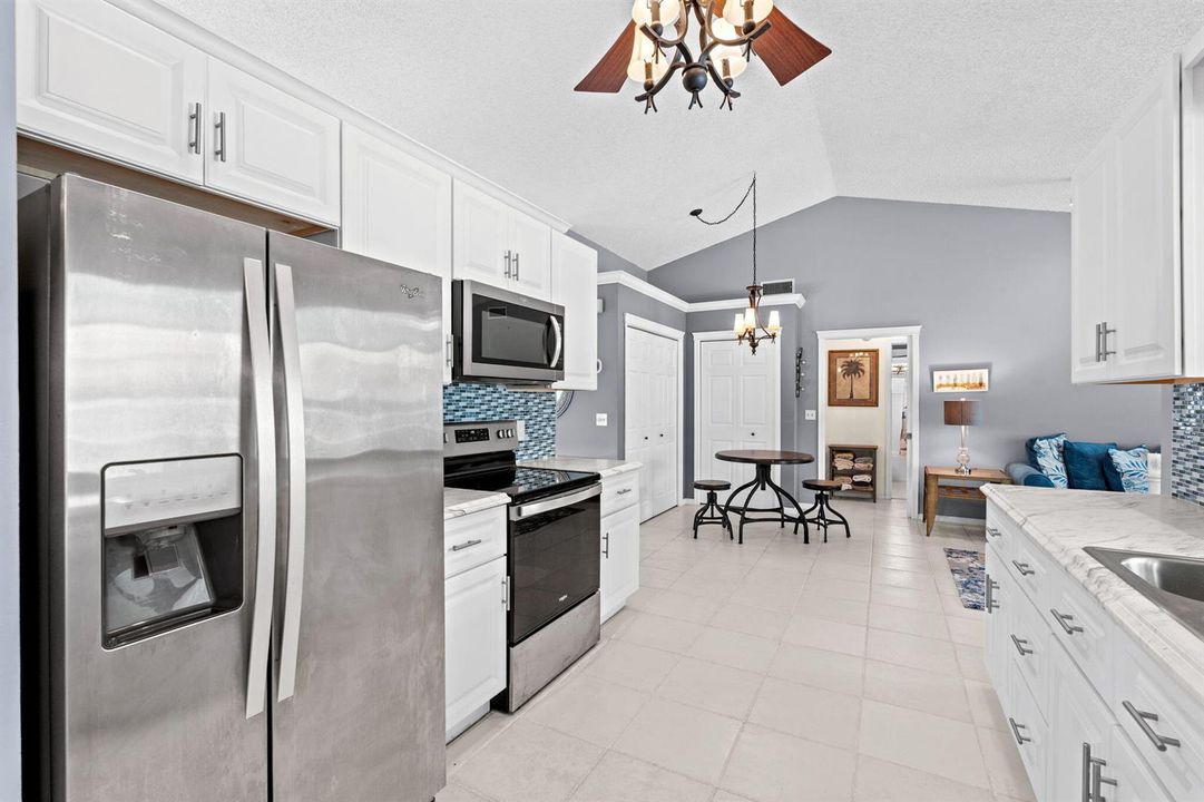 Kitchen / Eat-in Kitchen Area