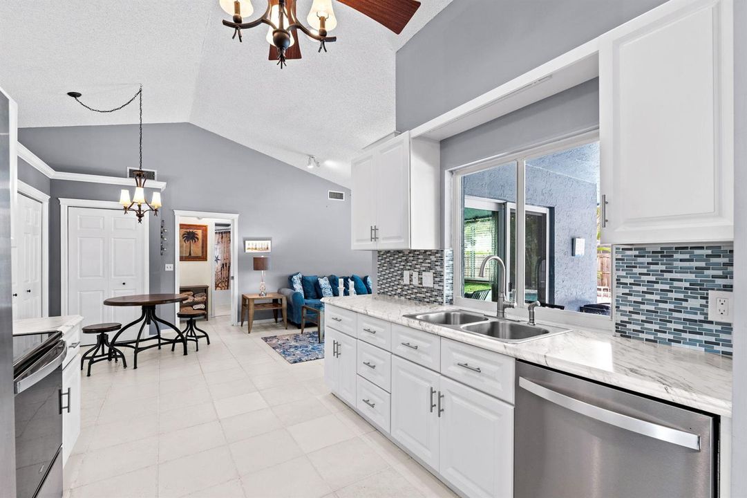 Kitchen / Eat-in Kitchen Area