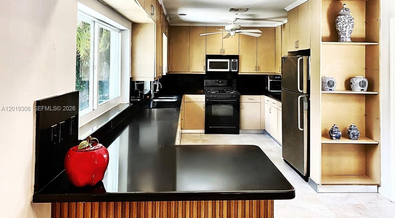 En Venta: $1,195,000 (4 camas, 2 baños, 1932 Pies cuadrados)
