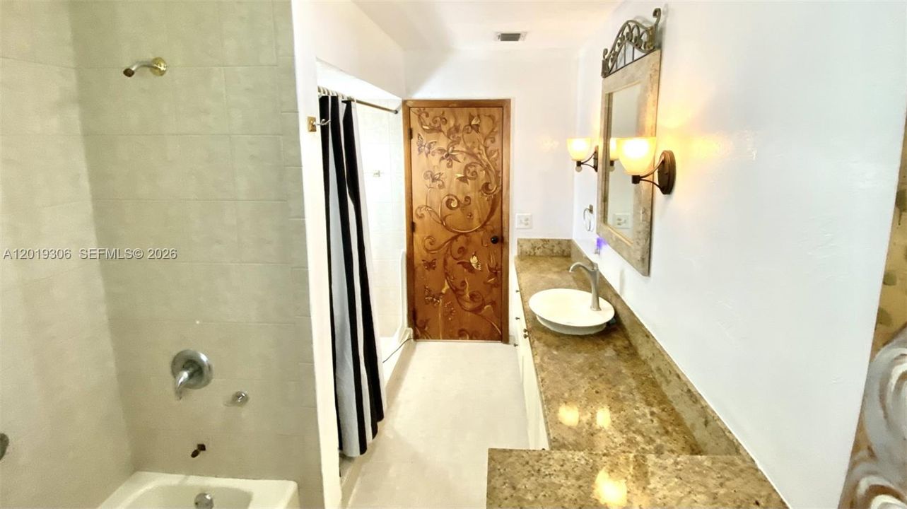 En Venta: $1,195,000 (4 camas, 2 baños, 1932 Pies cuadrados)