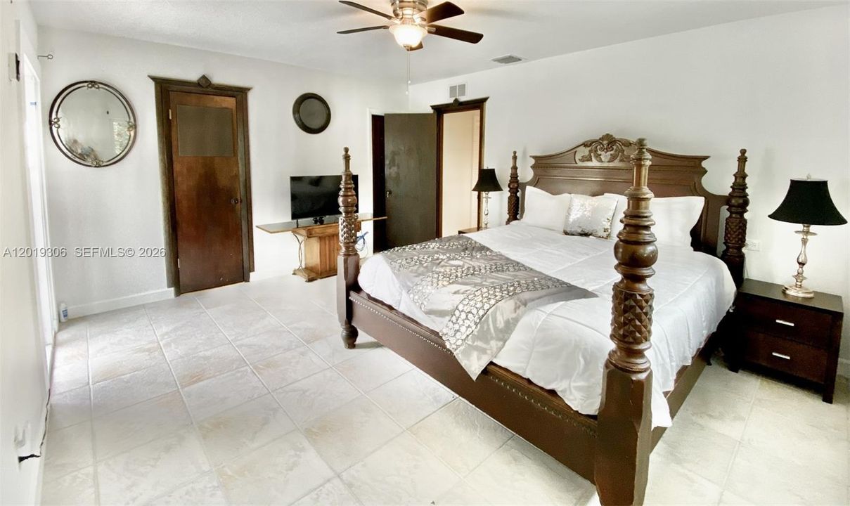 En Venta: $1,195,000 (4 camas, 2 baños, 1932 Pies cuadrados)