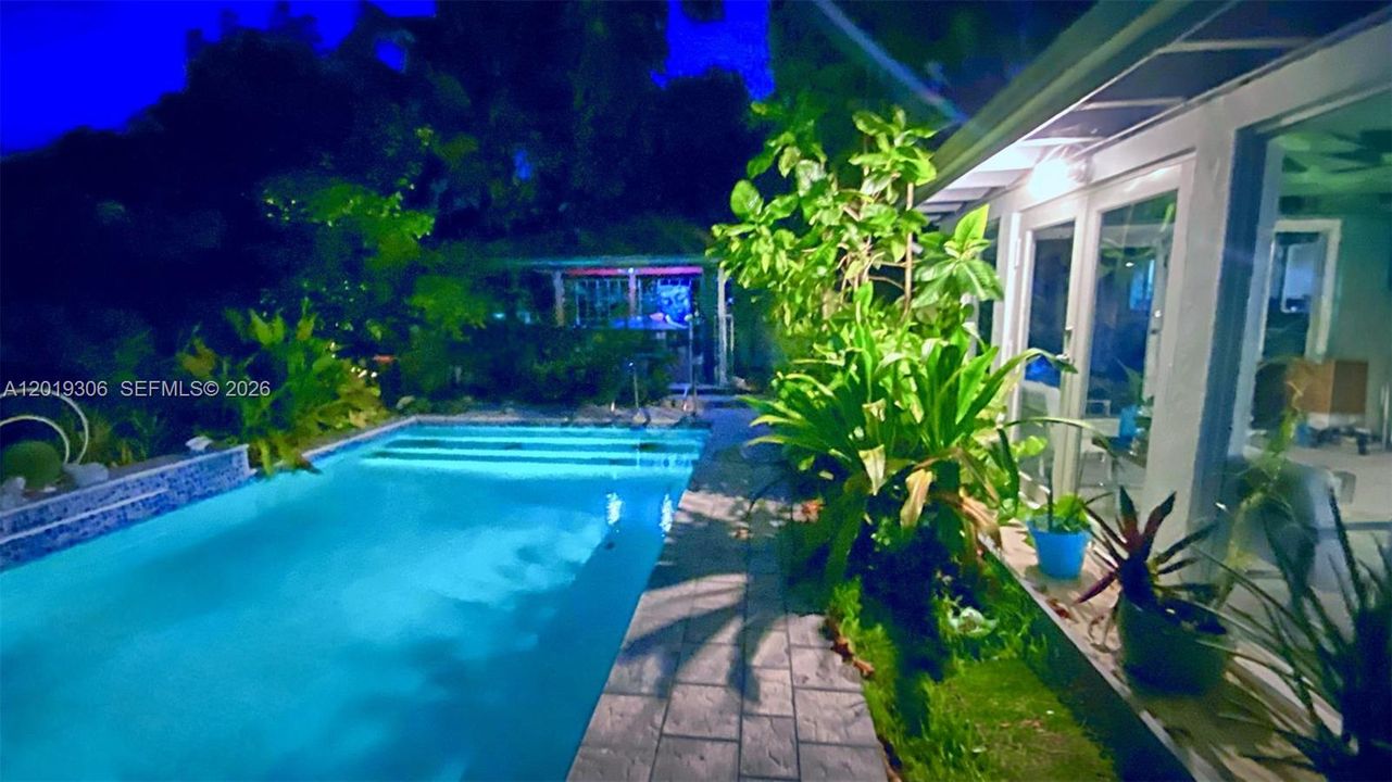 En Venta: $1,195,000 (4 camas, 2 baños, 1932 Pies cuadrados)