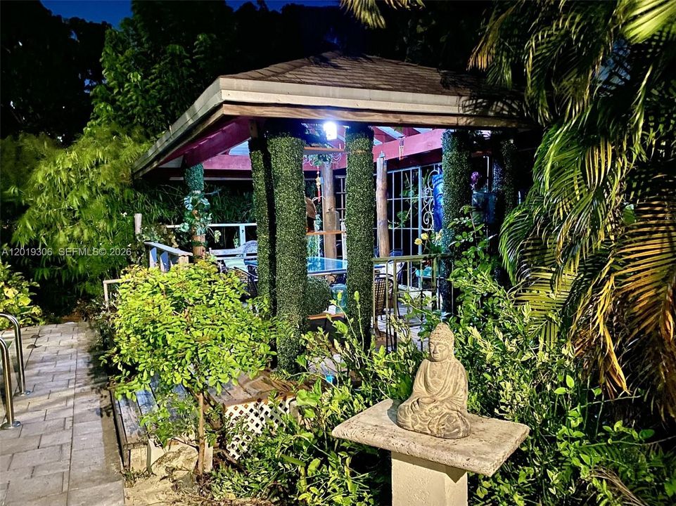 En Venta: $1,195,000 (4 camas, 2 baños, 1932 Pies cuadrados)