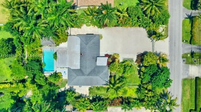 Rarely does a property combine such tropical beauty, privacy, land, and lifestyle in one remarkable offering. Experience your own botanical paradise.