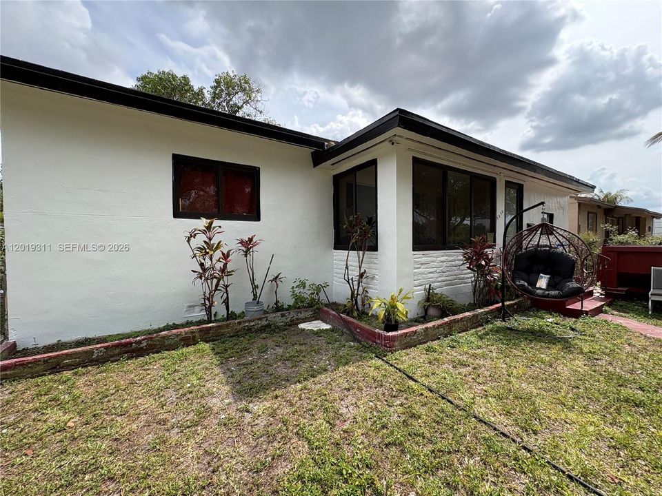 For Sale: $570,000 (3 beds, 2 baths, 768 Square Feet)