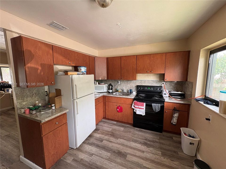 For Sale: $570,000 (3 beds, 2 baths, 768 Square Feet)