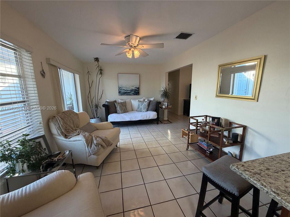 Activo con contrato: $721,900 (3 camas, 2 baños, 1702 Pies cuadrados)