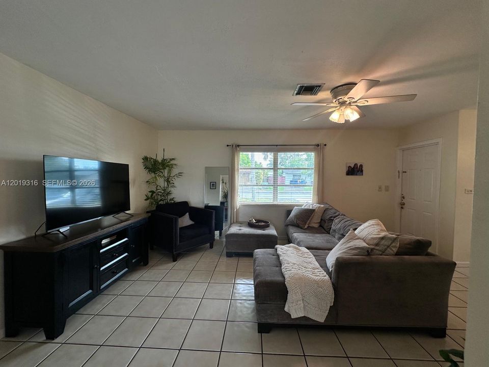 Activo con contrato: $721,900 (3 camas, 2 baños, 1702 Pies cuadrados)