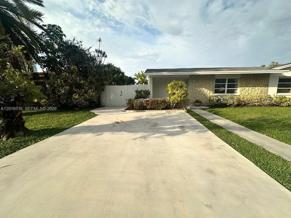 Activo con contrato: $721,900 (3 camas, 2 baños, 1702 Pies cuadrados)