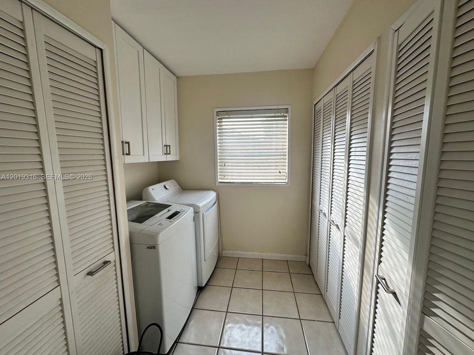 Activo con contrato: $721,900 (3 camas, 2 baños, 1702 Pies cuadrados)