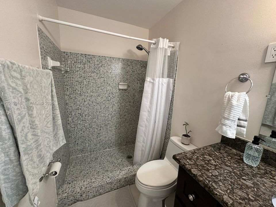 Activo con contrato: $721,900 (3 camas, 2 baños, 1702 Pies cuadrados)
