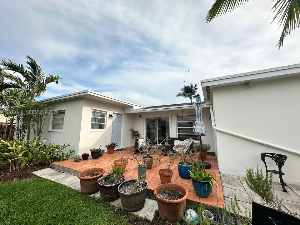 Activo con contrato: $721,900 (3 camas, 2 baños, 1702 Pies cuadrados)