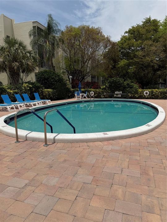 For Sale: $94,000 (1 beds, 1 baths, 932 Square Feet)
