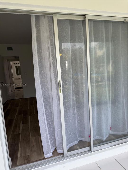 For Sale: $94,000 (1 beds, 1 baths, 932 Square Feet)