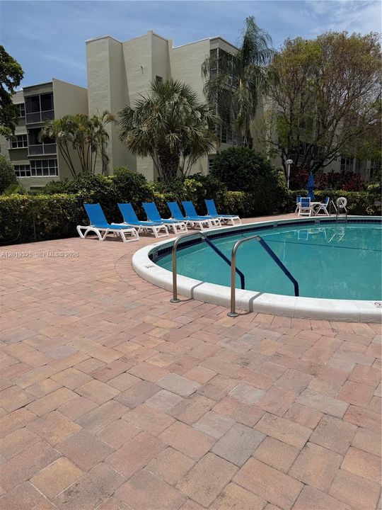 For Sale: $94,000 (1 beds, 1 baths, 932 Square Feet)