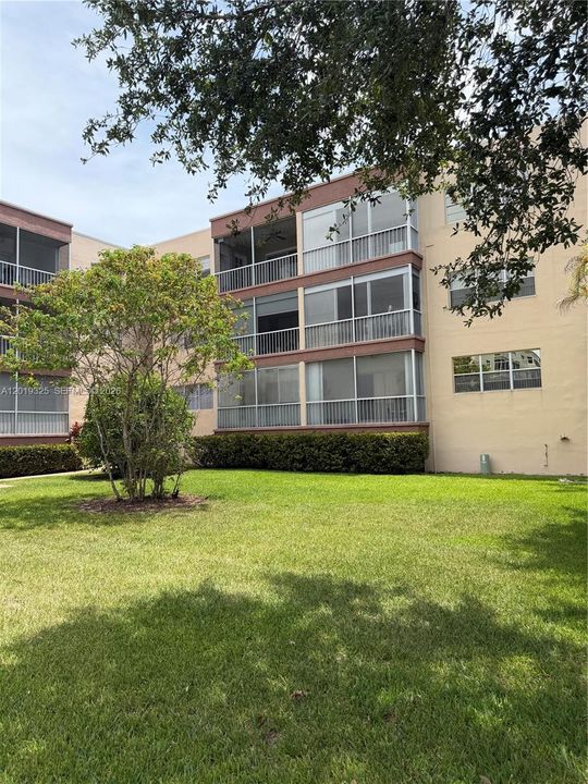 For Sale: $94,000 (1 beds, 1 baths, 932 Square Feet)