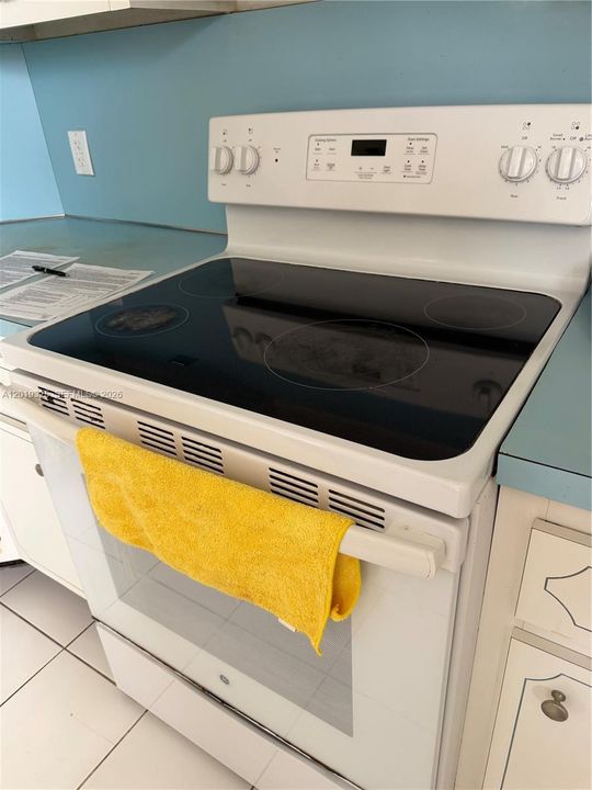 For Sale: $94,000 (1 beds, 1 baths, 932 Square Feet)