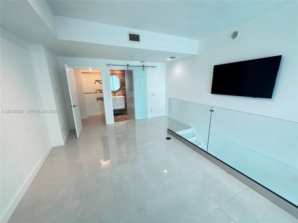 Active With Contract: $3,300 (1 beds, 1 baths, 785 Square Feet)