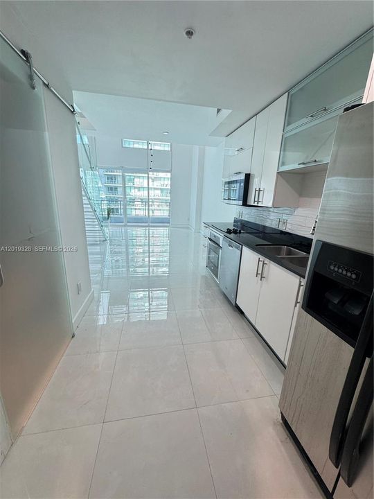 Active With Contract: $3,300 (1 beds, 1 baths, 785 Square Feet)