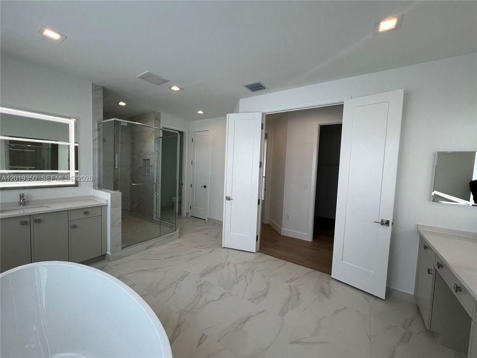 Activo con contrato: $12,000 (4 camas, 4 baños, 4187 Pies cuadrados)