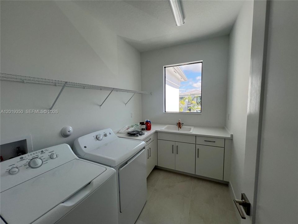 Activo con contrato: $12,000 (4 camas, 4 baños, 4187 Pies cuadrados)